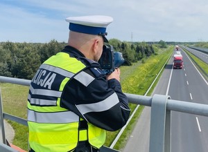 Jeden patrol kontroluje kierowców z góry, drugi czeka kilkaset metrów dalej. Nie chodzi o prędkość