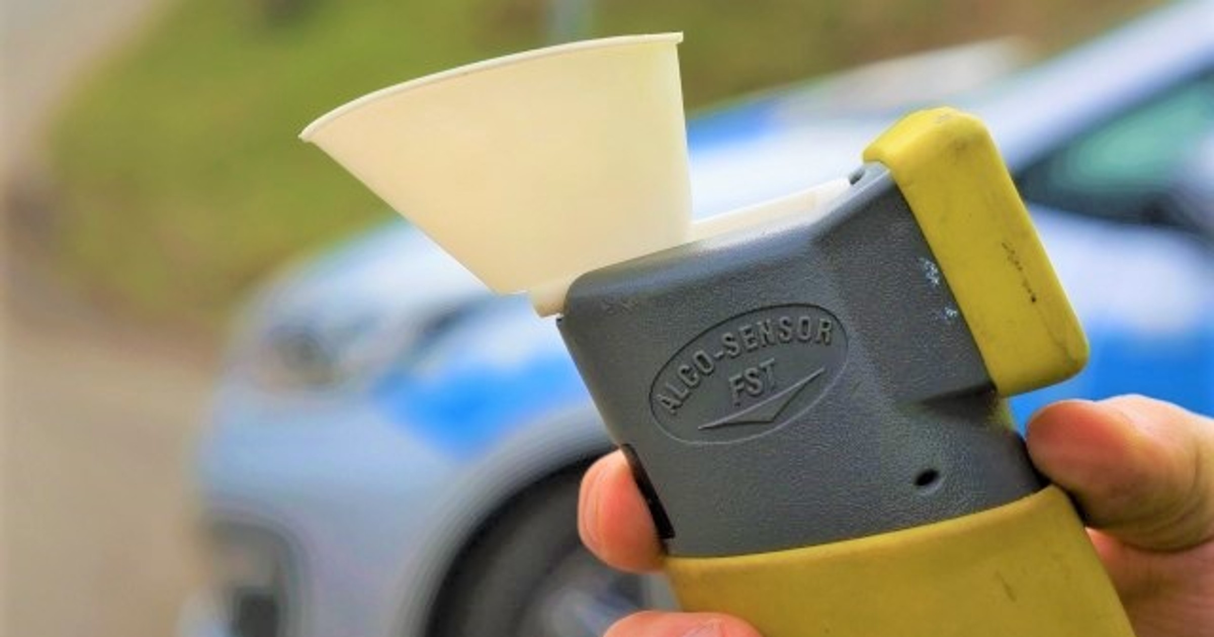 Policjanci złapali go na przekroczeniu prędkości o 24 km/h, ale to był jego najmniejszy "problem"