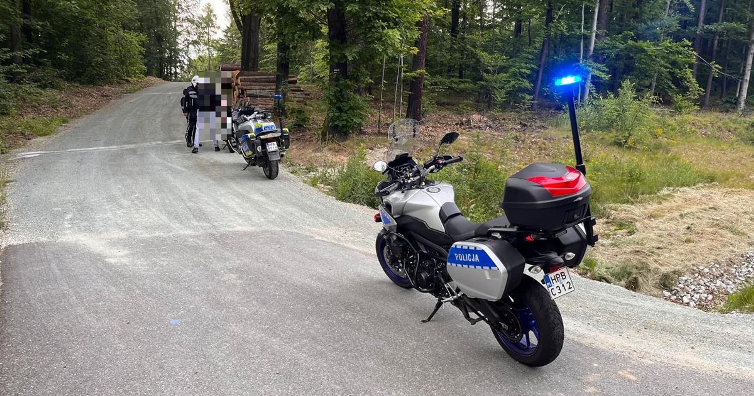 Obraz pochodzący z serwisu https://swidnica.policja.gov.pl/dsw/aktualnosci/bieza/121964,Policjanci-swidnickiej-i-walbrzyskiej-drogowki-razem-z-funkcjonariuszami-Nadlesn.html