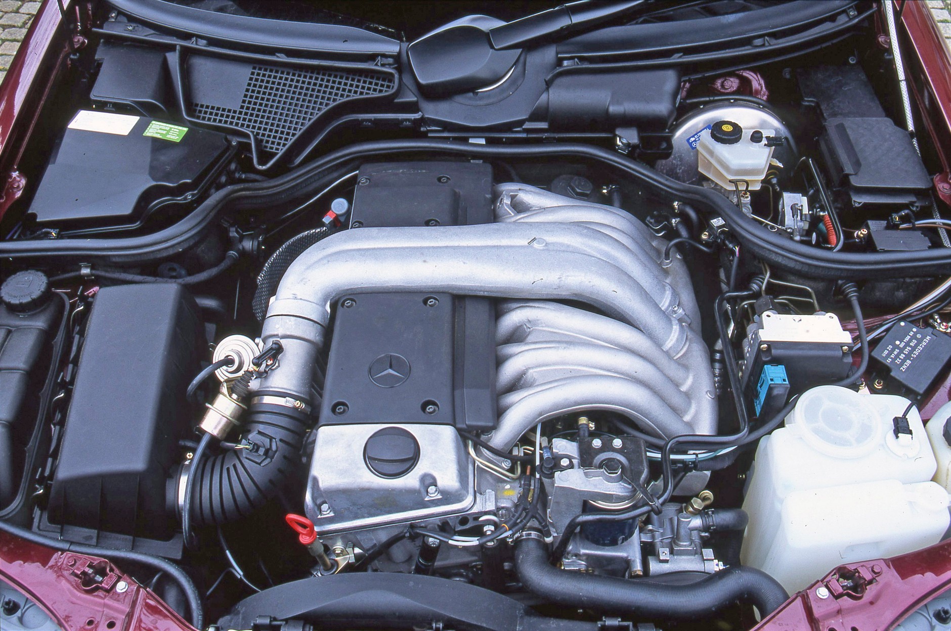 Silnik OM606 miał w najsłabszej wersji nieco ponad 130 KM. Dzięki 4 zaworom na cylinder radził sobie nieźle nawet bez doładowania. 