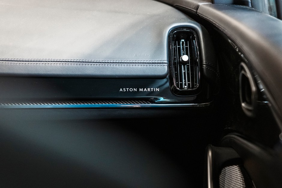 Aston Martin DBX S