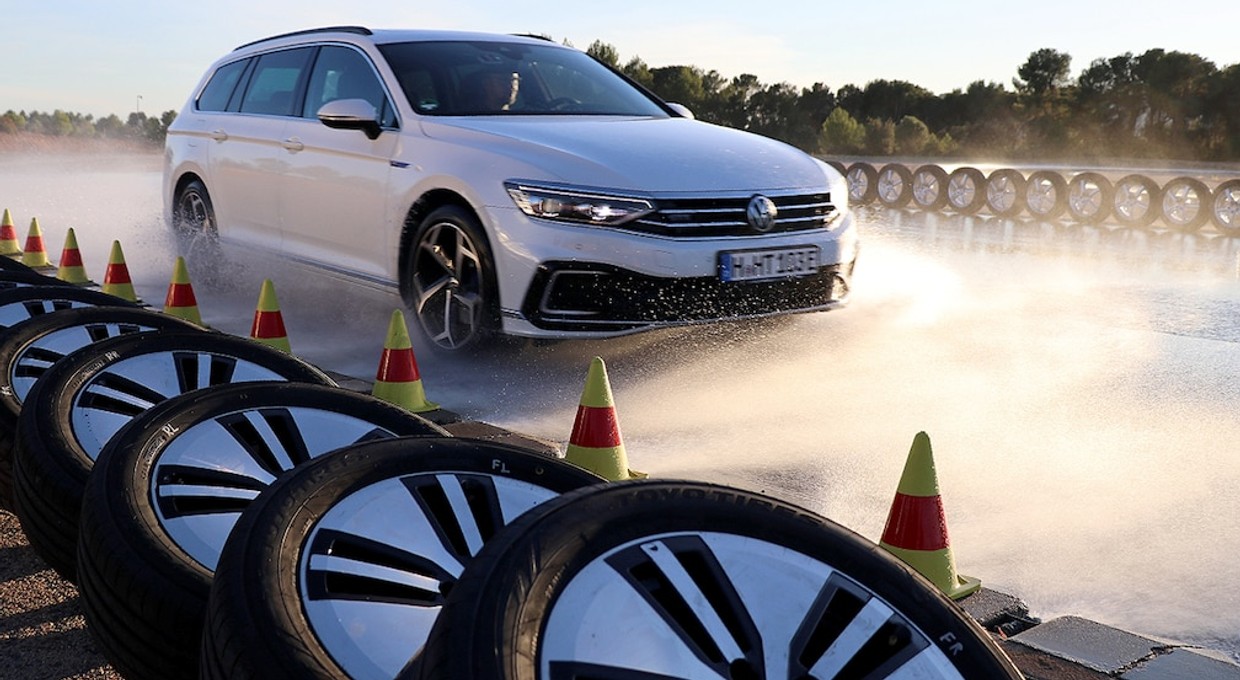 Test 50 opon letnich 215/55 R 17 na sezon 2022. Które opony warto kupić? Jak wypadły opony polskich marek?
