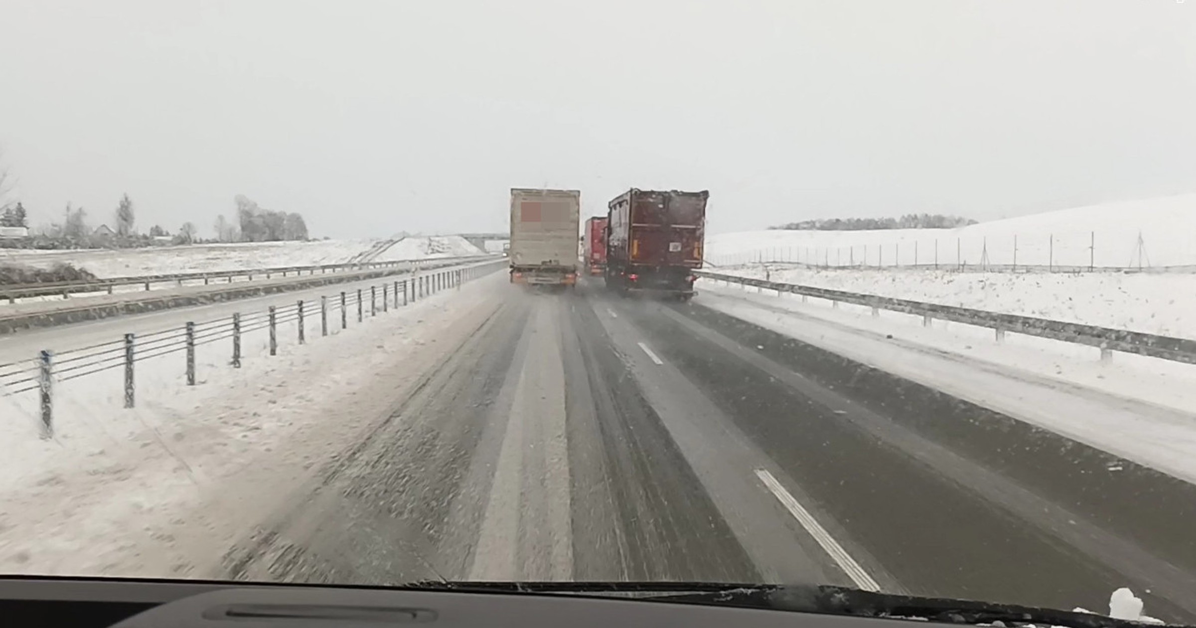 Patrol ITD interweniował, bo kierowca ciężarówki złamał zakaz wyprzedzania