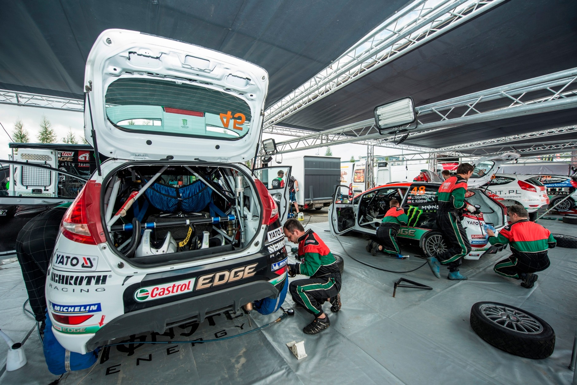 Castrol EDGE Fiesta Trophy na półmetku