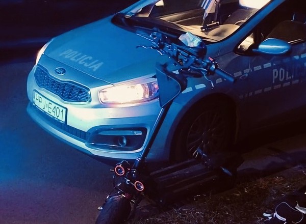 Chciał uciec na hulajnodze przed policją, ale wjechał w radiowóz. Stanie przed sądem