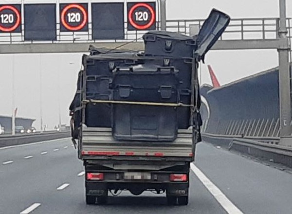 Klapa falowała na wietrze - nieprawidłowy transport pojemników na śmieci na S8