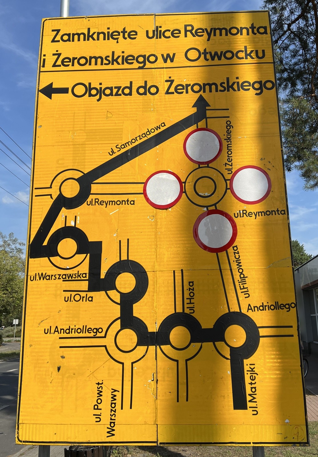 Tablica objazdowa (ul. Matejki, Otwock; województwo mazowieckie; wrzesień 2024 r.)