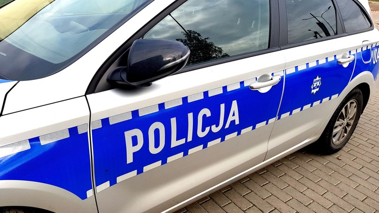 Mężczyzna uciekł po uszkodzeniu cudzego samochodu i musi zapłacić mandat w wysokości kilku tys. zł