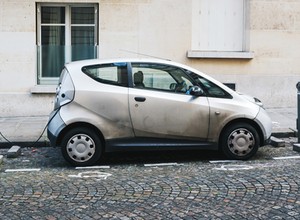 Auta elektryczne po carsharingu, których nikt nie chce. Setki sztuk wrastają w ziemię