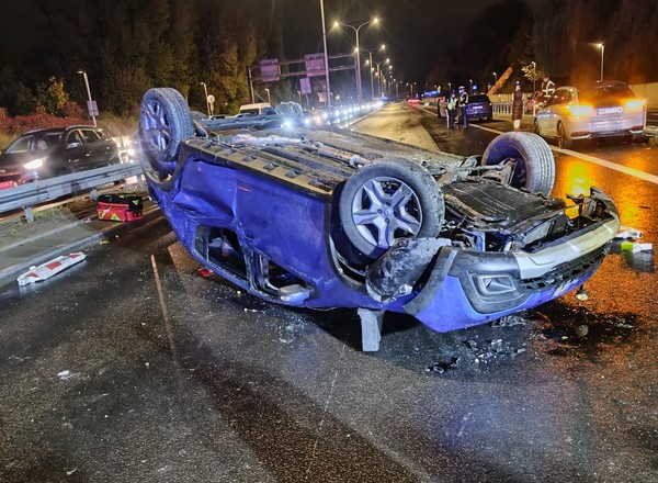 Auto z rosyjskiej ambasady dachowało na warszawskiej Wisłostradzie
