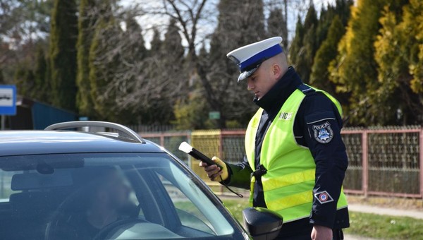 Sam się oznaczył na drodze. Tak wpadają pijani kierowcy