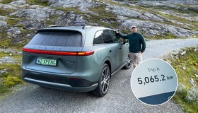 Xpeng G9 niedaleko miejscowości Geiranger w zachodniej Norwegii (w kółku licznik przebiegu po podróży)