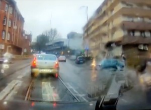 Nastolatka potrącona na pasach. Nic się nie stało, kierująca odjechała. Jak powinna się zachować?