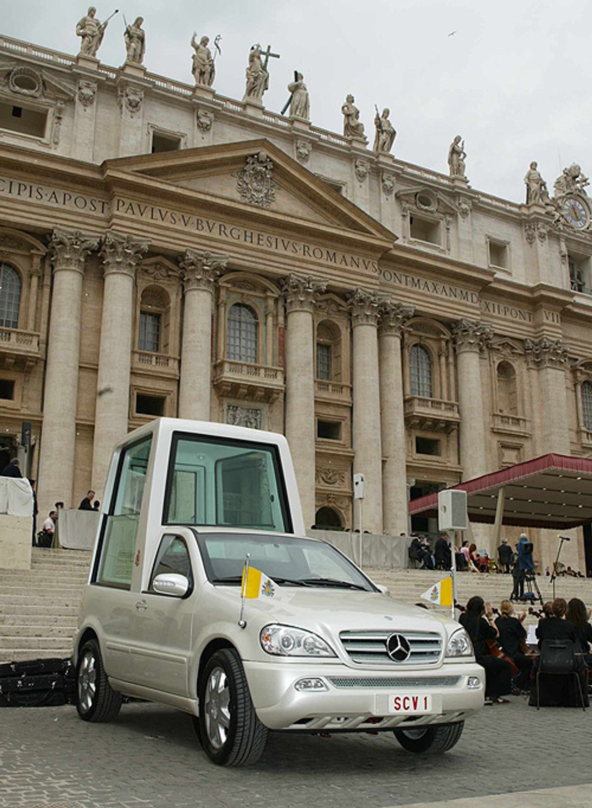 76 lat wytwarzania papamobili przez Mercedesa