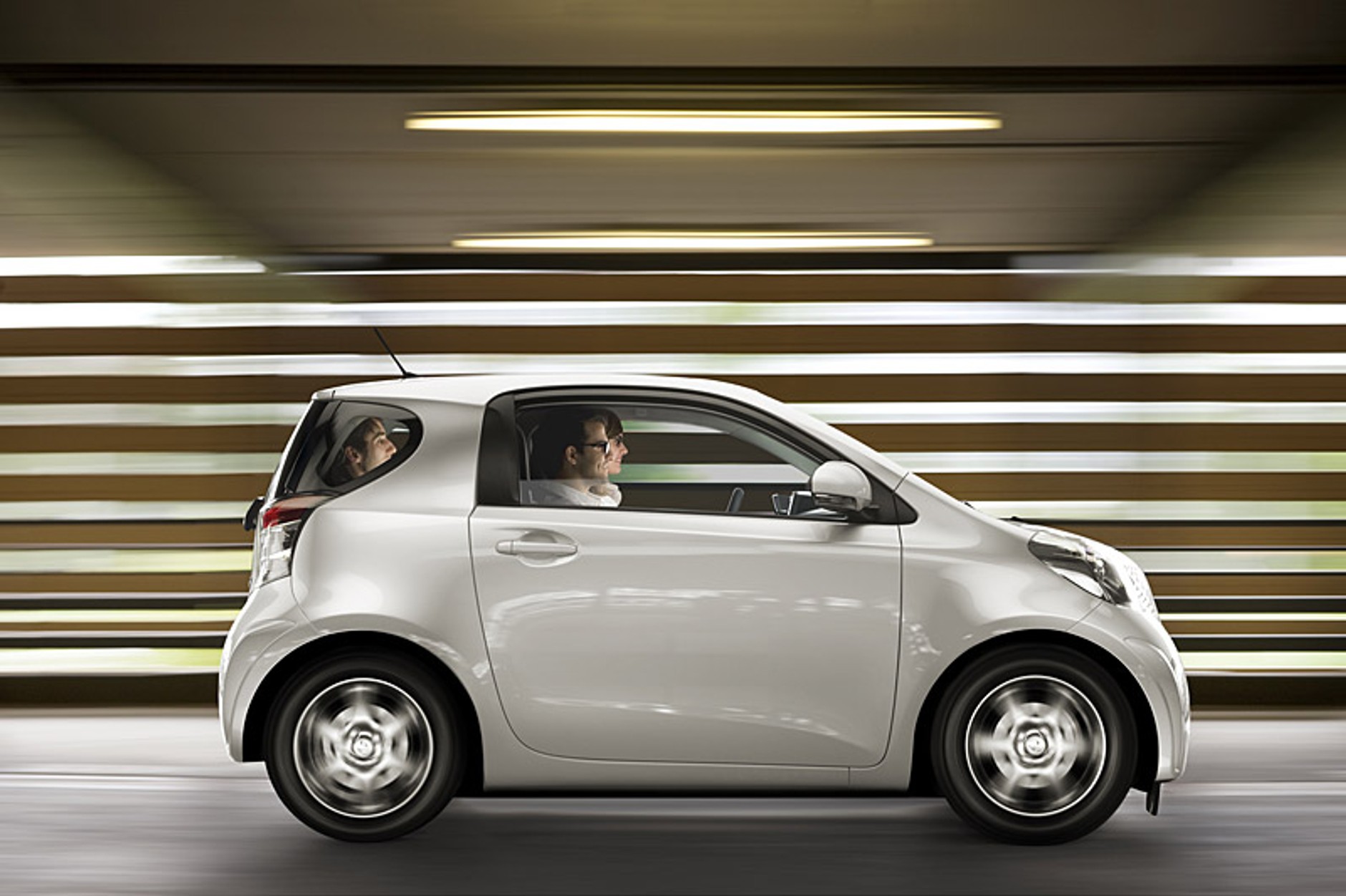 Toyota iQ: sześć nowinek technicznych zwiększających kabinę pasażerską