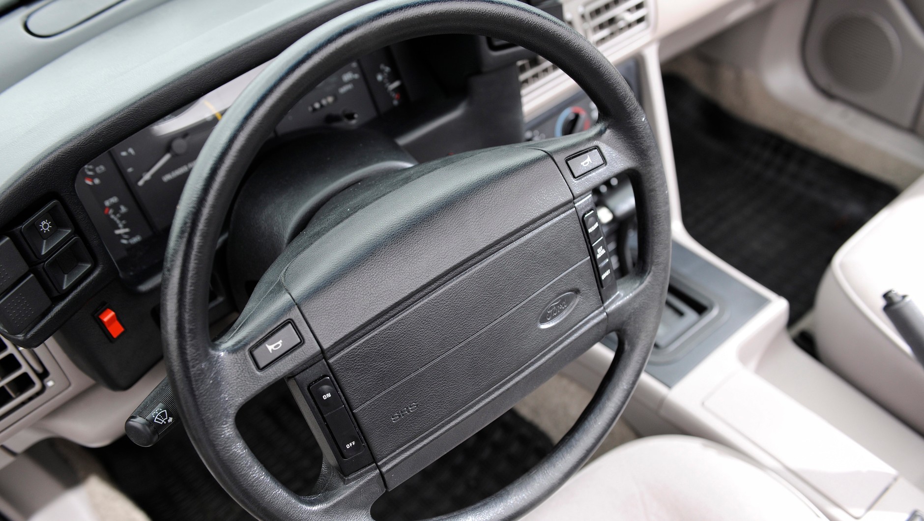 Poza topowymi wersjami, Ford Mustang III był tak sportowy, jak jego kierownica wzięta wprost z modelu Crown Victoria.