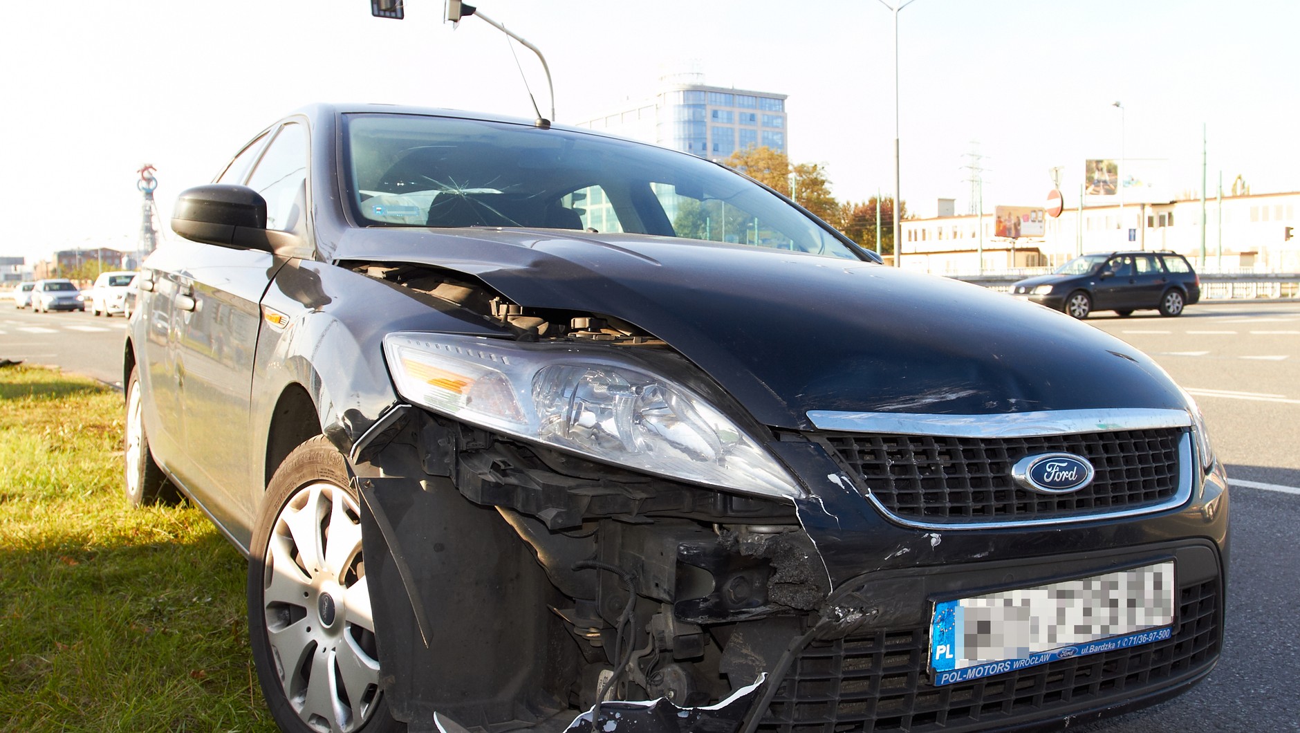 Oto konsekwencja "gonitwy za wężem" w gęstym ruchu miejskim. Na trasie konsekwencje mogłyby być znacznie poważniejsze.