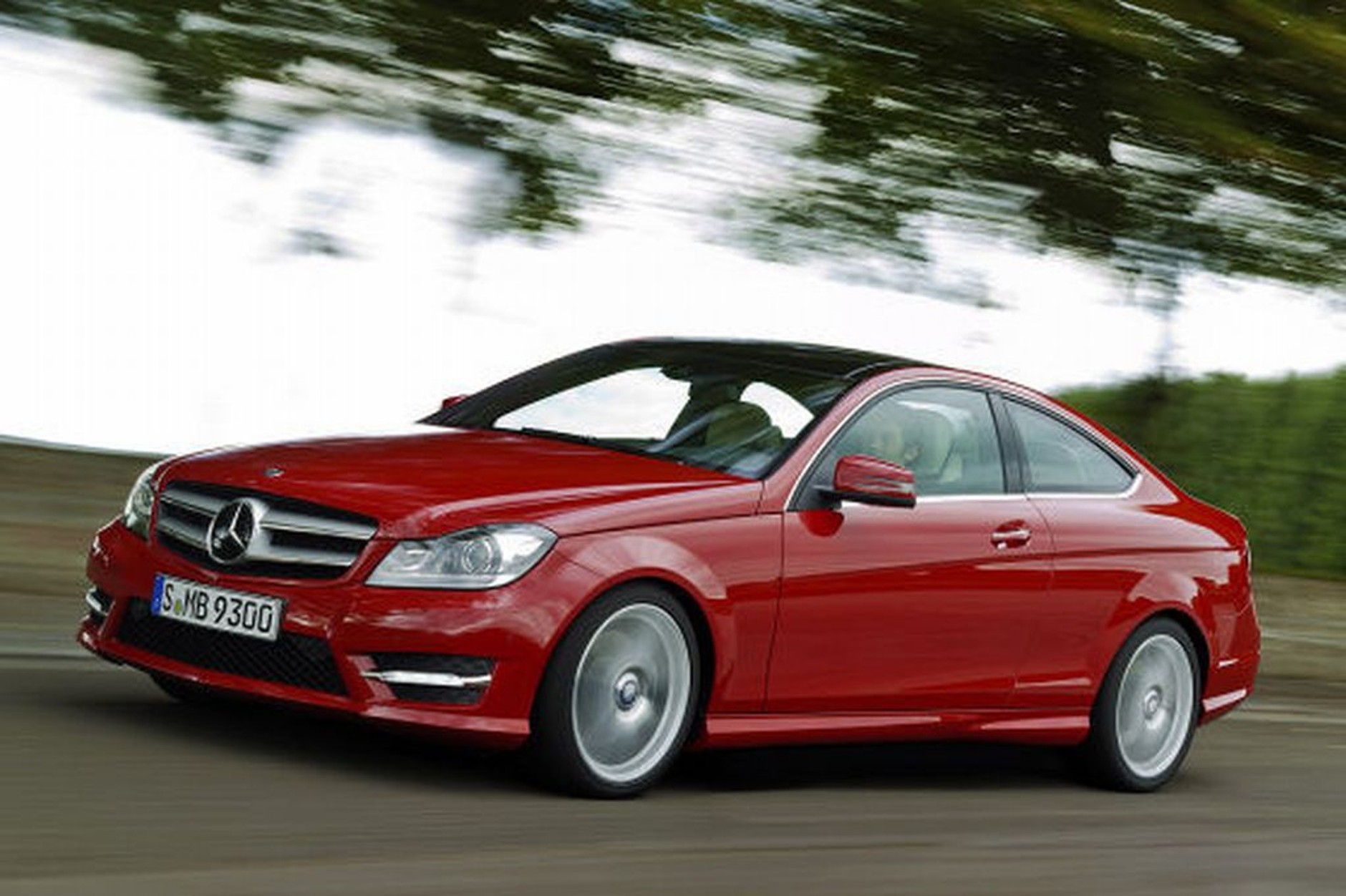 Mercedes kusi młodych i bogatych