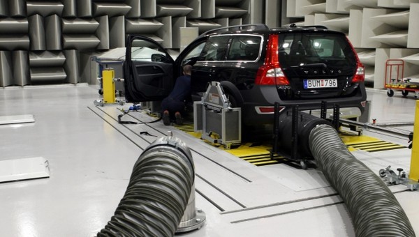 By uniknąć przekłamań podczas pomiarów rura odprowadzająca spaliny jest także odpowiednio izolowana akustycznie.