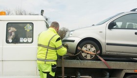 Pomoc drogowa, holowanie pojazdów, laweta, zepsuty samochód, auto na lawecie