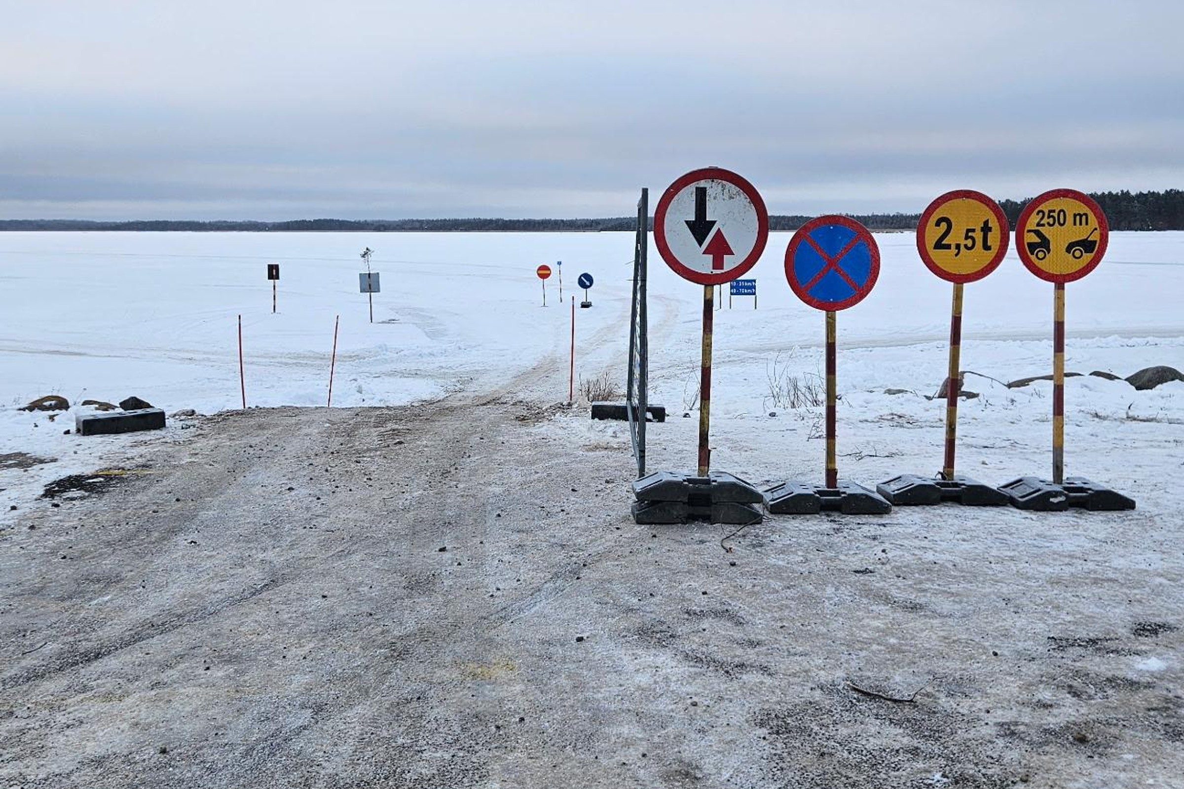 Lodowa droga po zamarzniętym Bałtyku połączyła dwie wyspy. Wszyscy jadą bez pasów