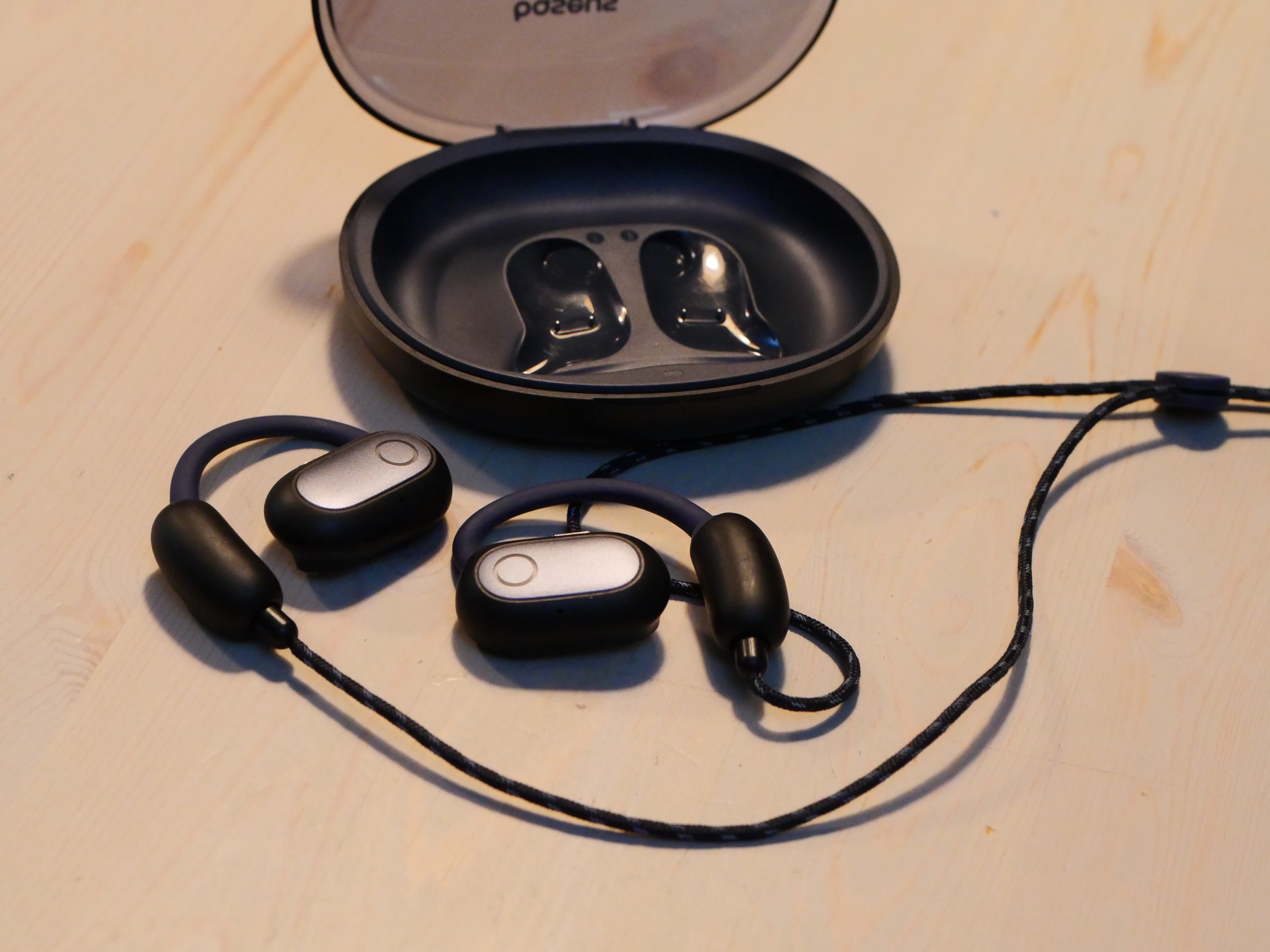 Baseus Eli Sport 1 – słuchawki mają też sznurek, który ma zapobiegać ich zgubieniu