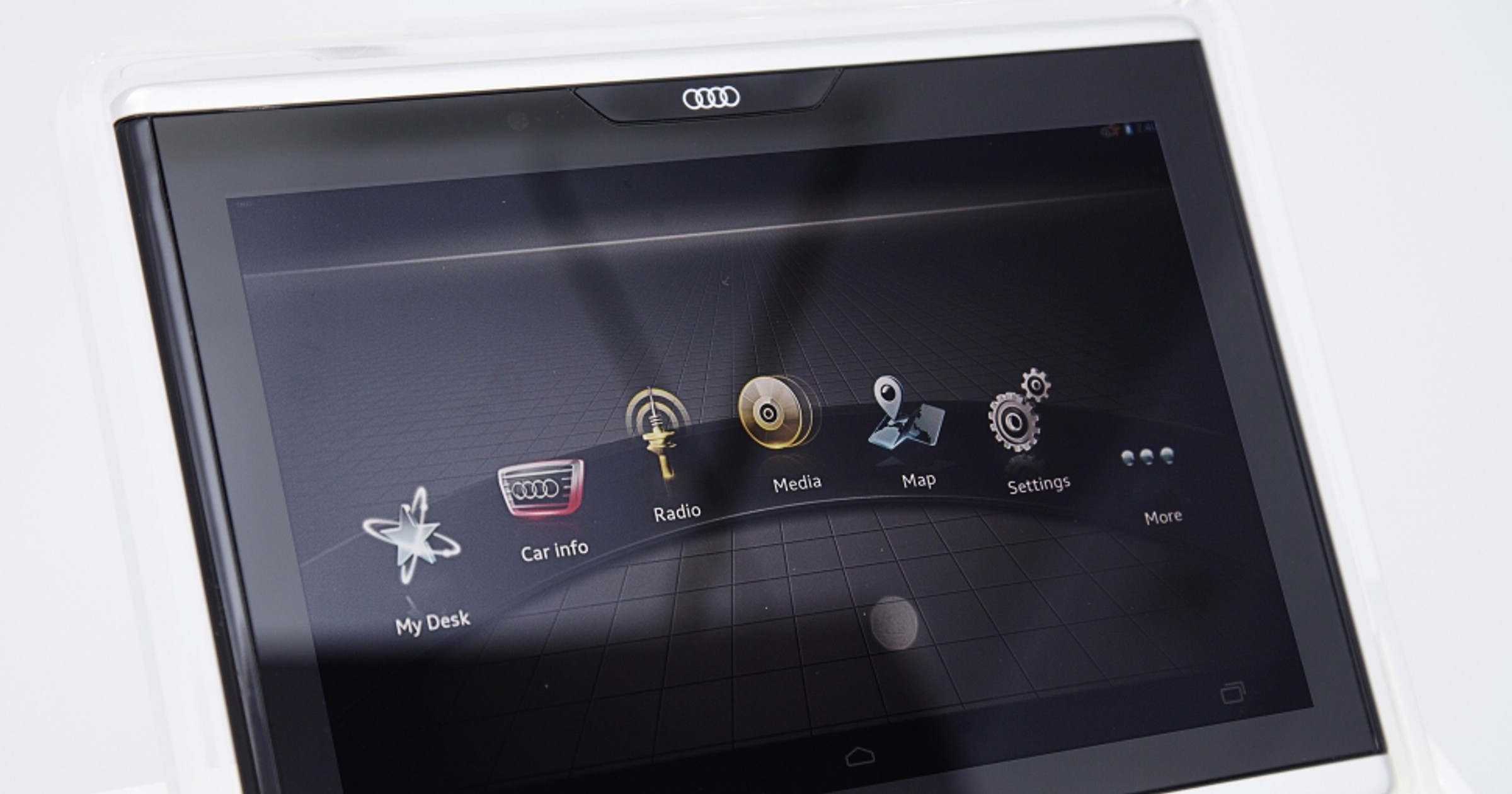 Tablet Audi SmartDisplay może służyć do sterowania nagłośnieniem w samochodzie. 