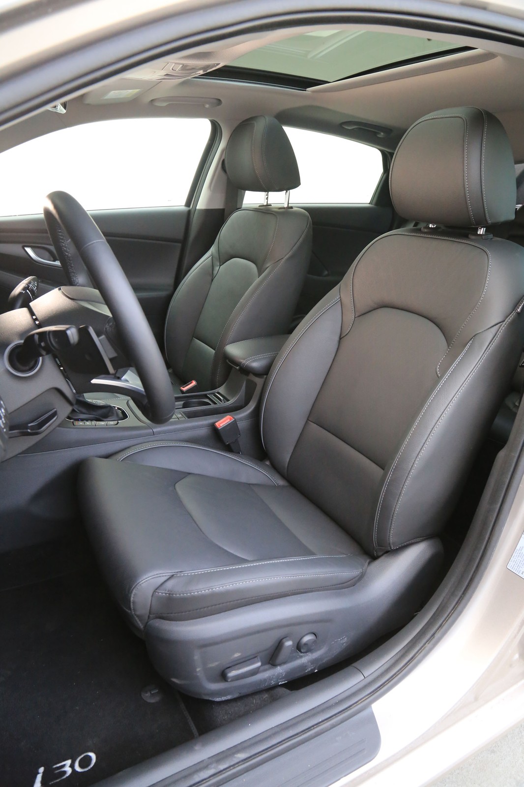 Hyundai i30 Fastback 1.4 T-GDI DCT - kompakt z ambicjami do klasy premium