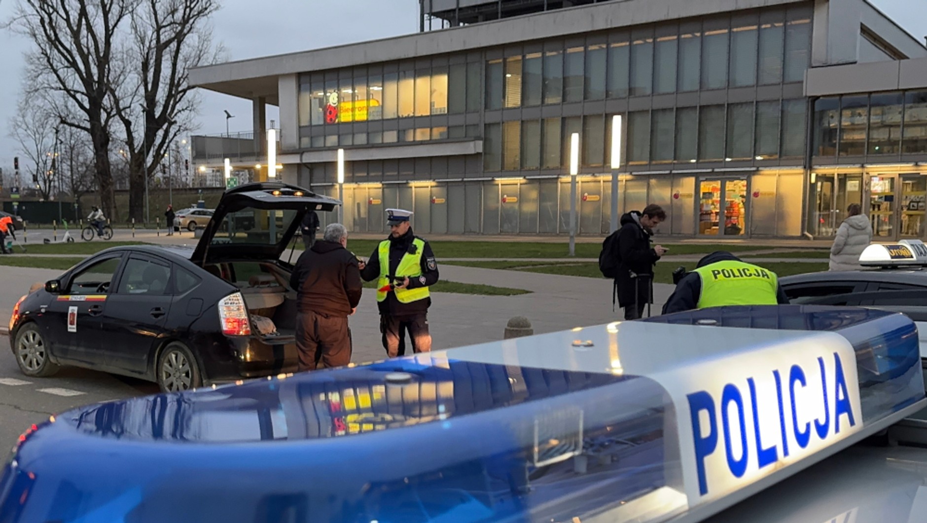 Policjanci regularnie kontrolują pojazdy przewozu osób pod dworcami. Wyniki kontroli wciąż niepokoją