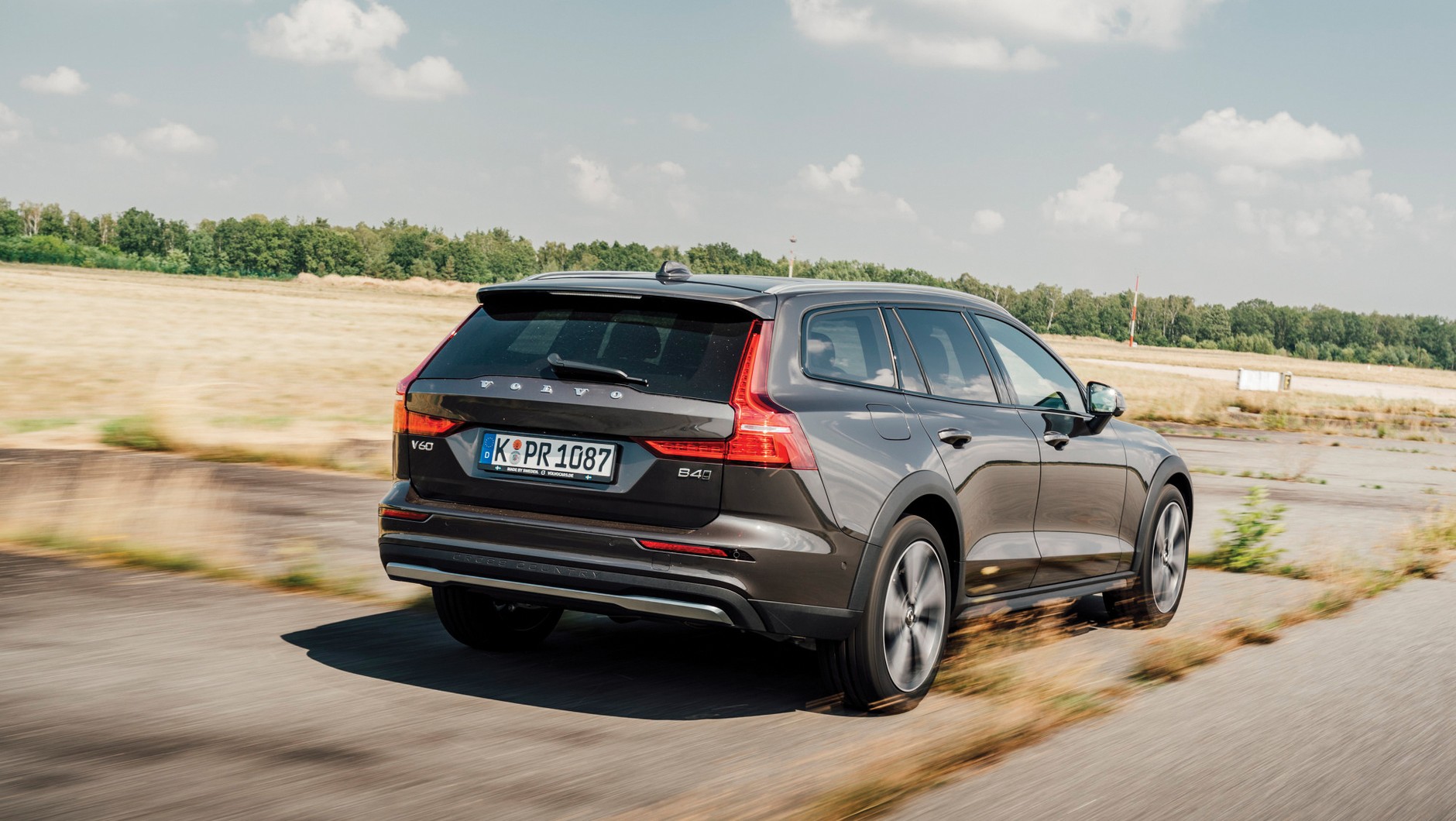 Volvo V60 Cross Country ma najwyższy prześwit, spokojne usposobienie, ale resorowanie niewiele wybacza drodze.