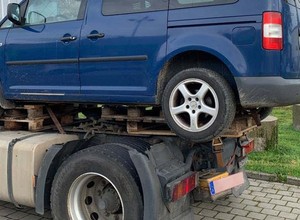 Auto na siodle ciągnika. Niemiecka policja chyba jeszcze tego nie widziała