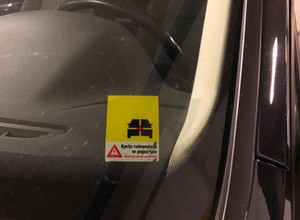 Żółta naklejka na szybie samochodu. Ma bardzo ważne znaczenie