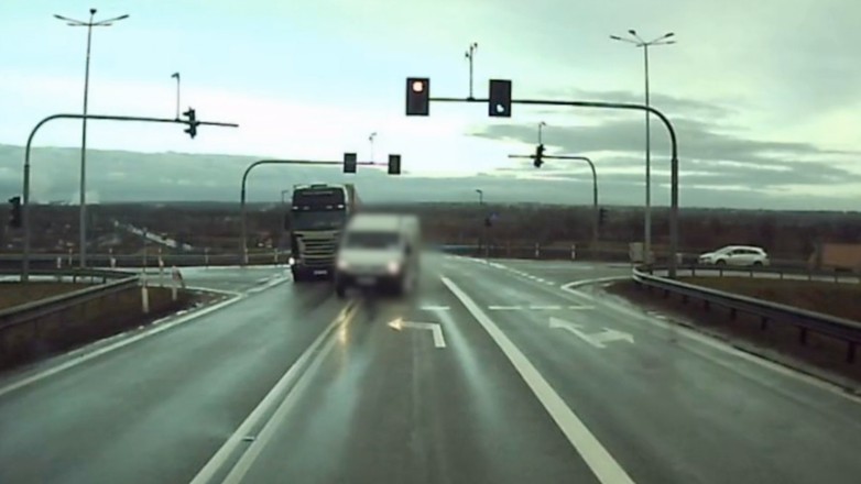 Wyprzedzał na skrzyżowaniu, omal nie uderzył w wóz strażaków