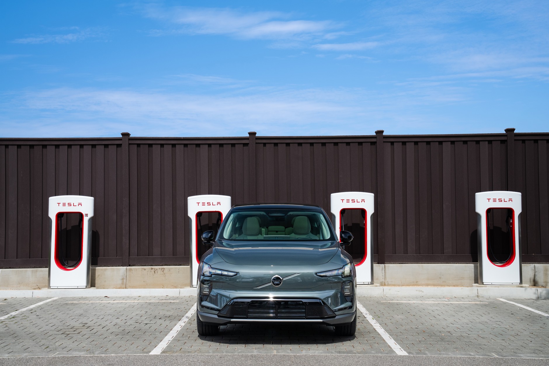 Volvo na ładowarce Tesla Supercharger