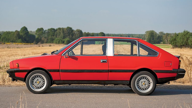 Szeroki słupek B z nakładką wykonaną z aluminium to jeden z elementów 
odróżniających Poloneza Coupé od 3d