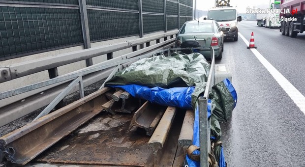 Policjanci zwrócili uwagę na dziwnie ustawioną Skodę na A1. Szybko znaleźli łup złodziei