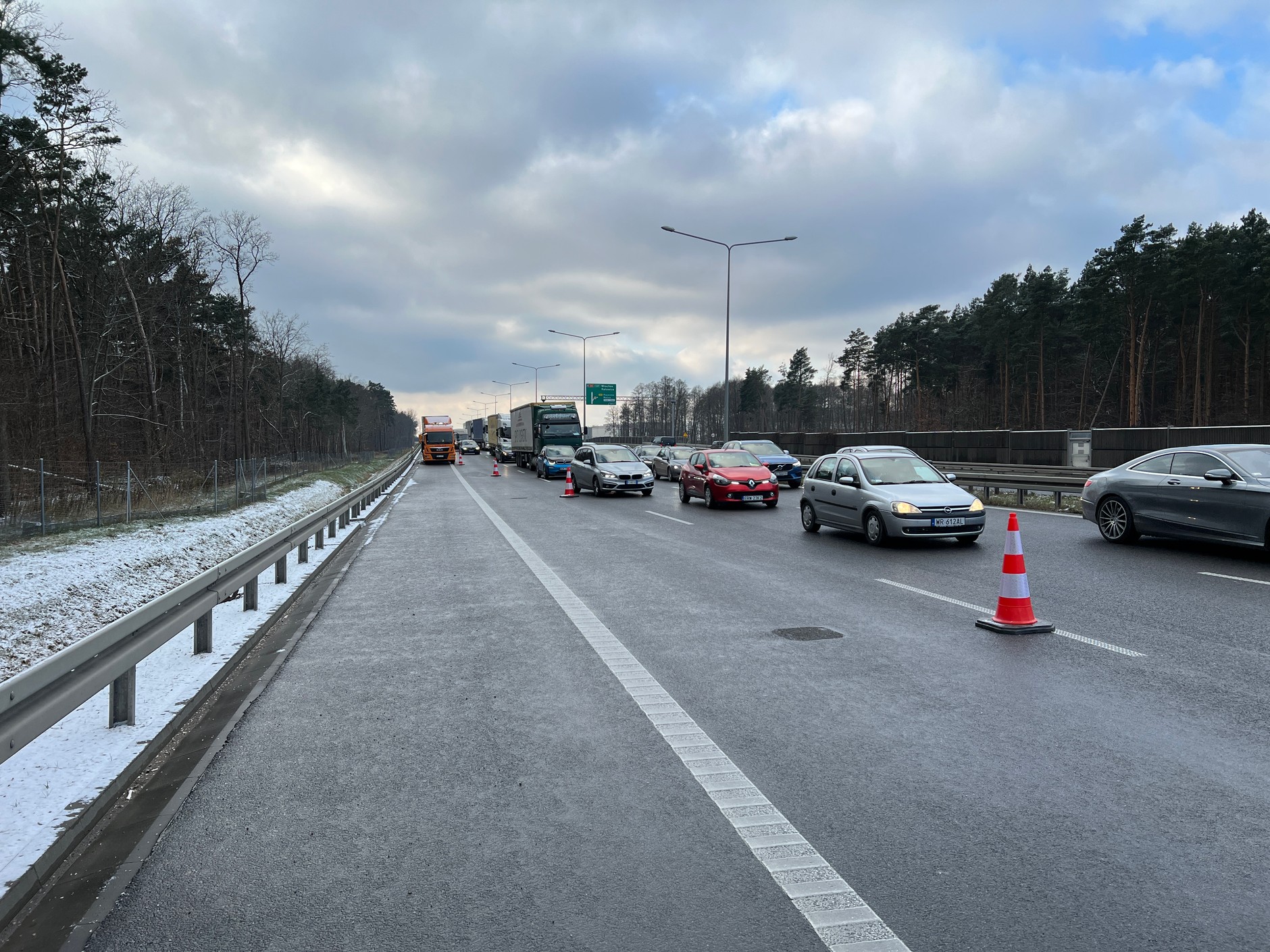 Transport gigantycznej maszyny czeka przed wjazdem do Warszawy na drodze ekspresowej S8 w pobliżu węzła Janki