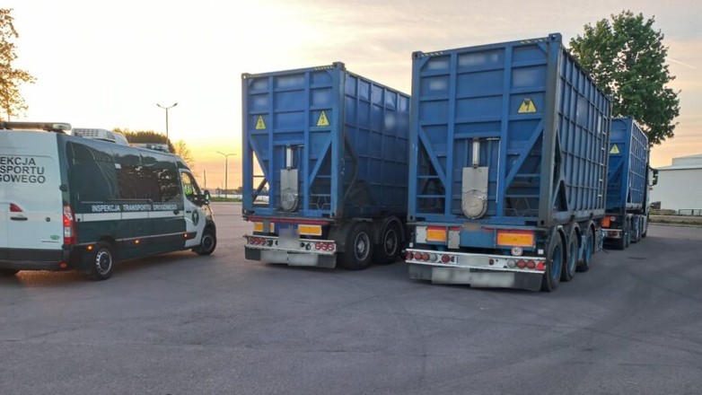 Przeładowane ciężarówki przewożące cukier