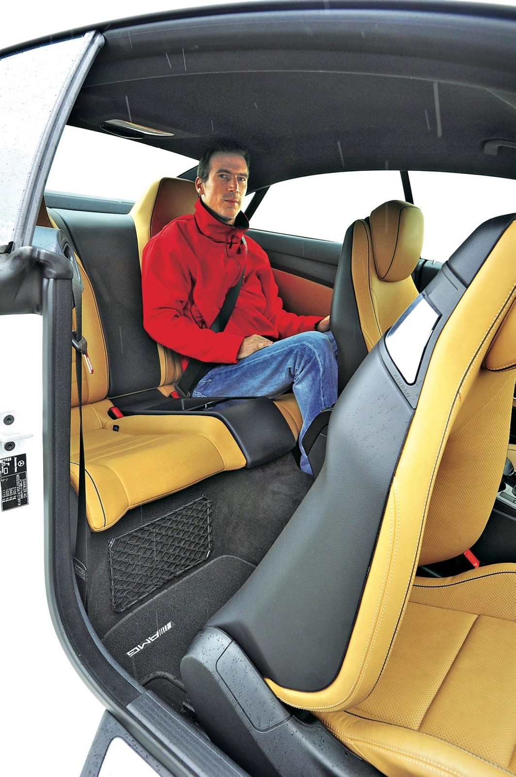 Mercedes E Coupe, miejsca tylne