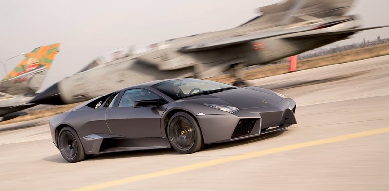 Lamborghini Reventon kontra Tornado: wyścig dla kamer telewizyjnych