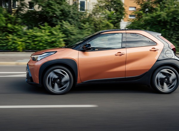 Toyota Aygo X po liftingu to pierwszy miejski crossover z pełną hybrydą. Znamy ceny