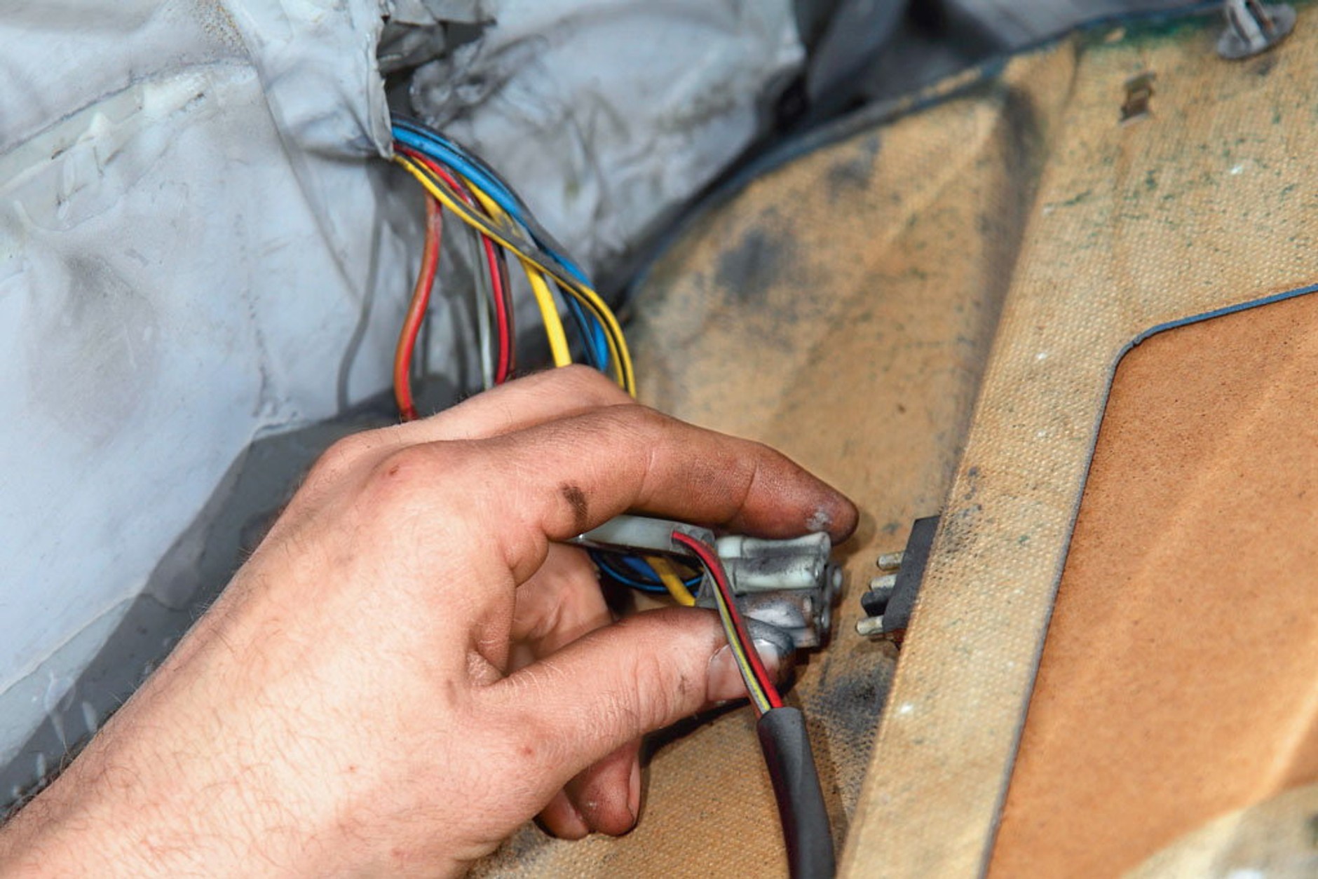 Jak naprawić centralny zamek? Jak dostać się do wnętrza drzwi?