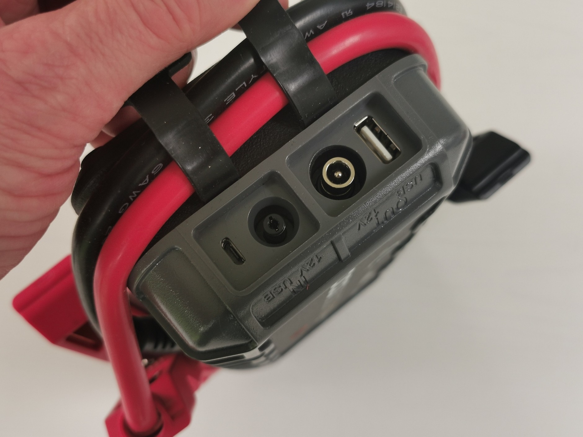 Nie tylko obecność gniazd USB ma znaczenie – liczy się też, ile „uciągną”