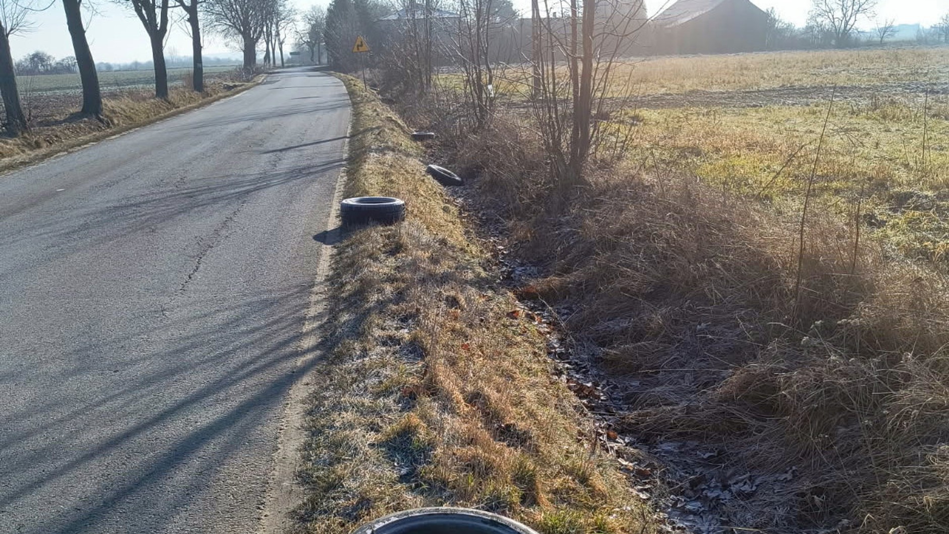 Ktoś masowo wyrzuca stare opony przy drogach