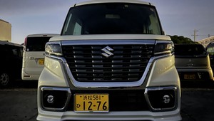 Osobliwe samochody na ulicach Japonii. W Tokio już Suzuki Swift to symbol zamożności [REPORTAŻ]