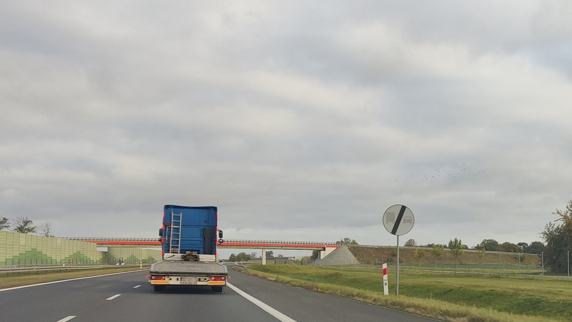 Autostrada A1. Znak kończący zakaz wyprzedzania się ciężarówek w dniu 15 października 2023 r.