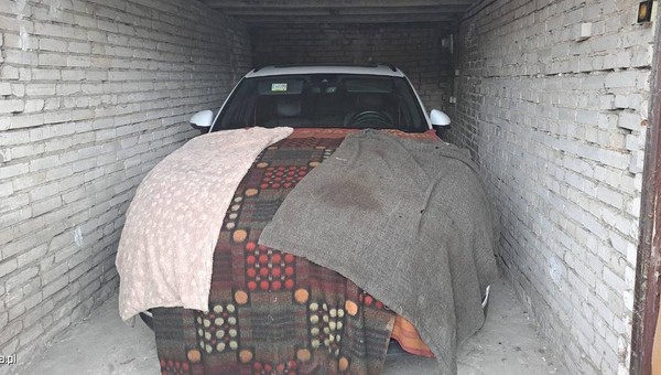 Pod kocami w garażu było ukryte Porsche. Policjanci znaleźli nie tylko auto