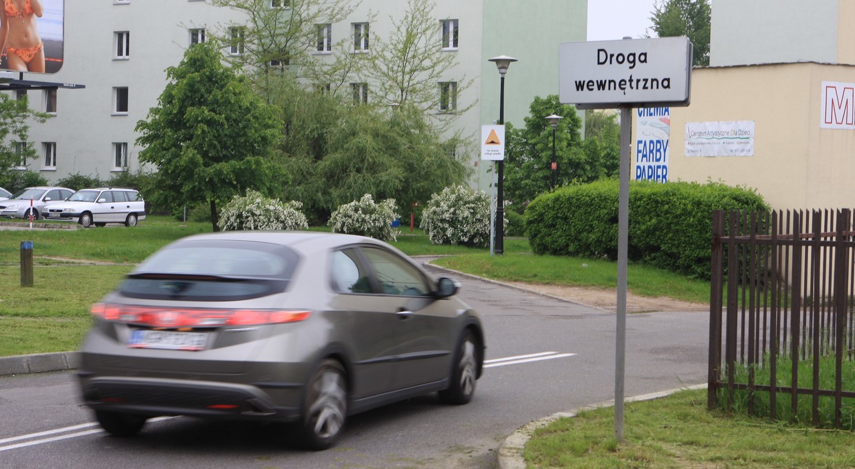 Kierowcy nie zwracają uwagi i potem są problemy. Ten znak zmienia przepisy