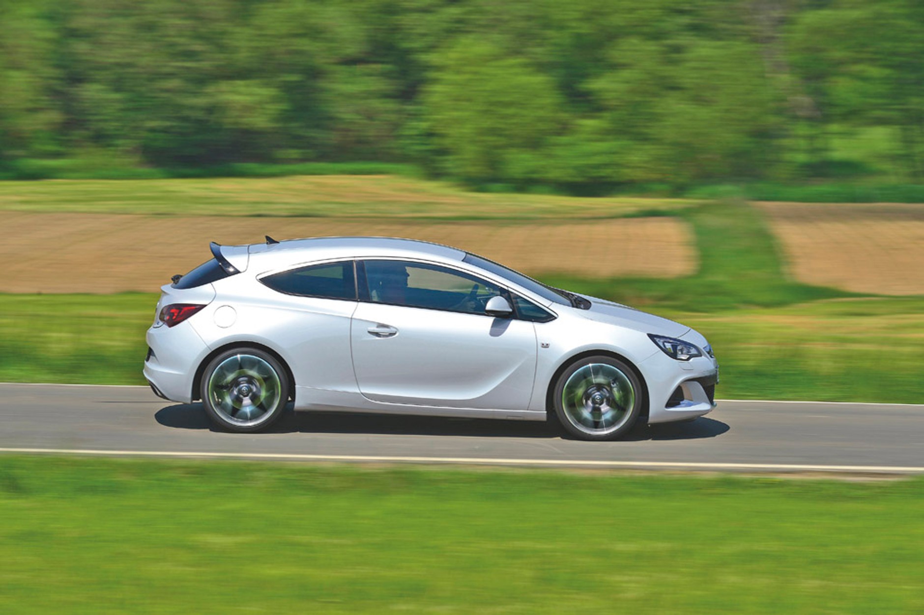 Astra OPC kontra Scirocco R: czy Opel pokona Volkswagena