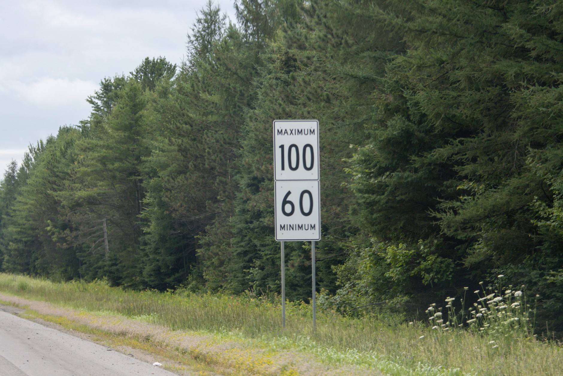 Oznakowanie na kanadyjskiej drodze. Znaki wskazują prędkość maksymalną oraz prędkość minimalną